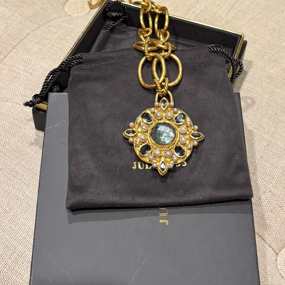 Gold Pendant Necklace